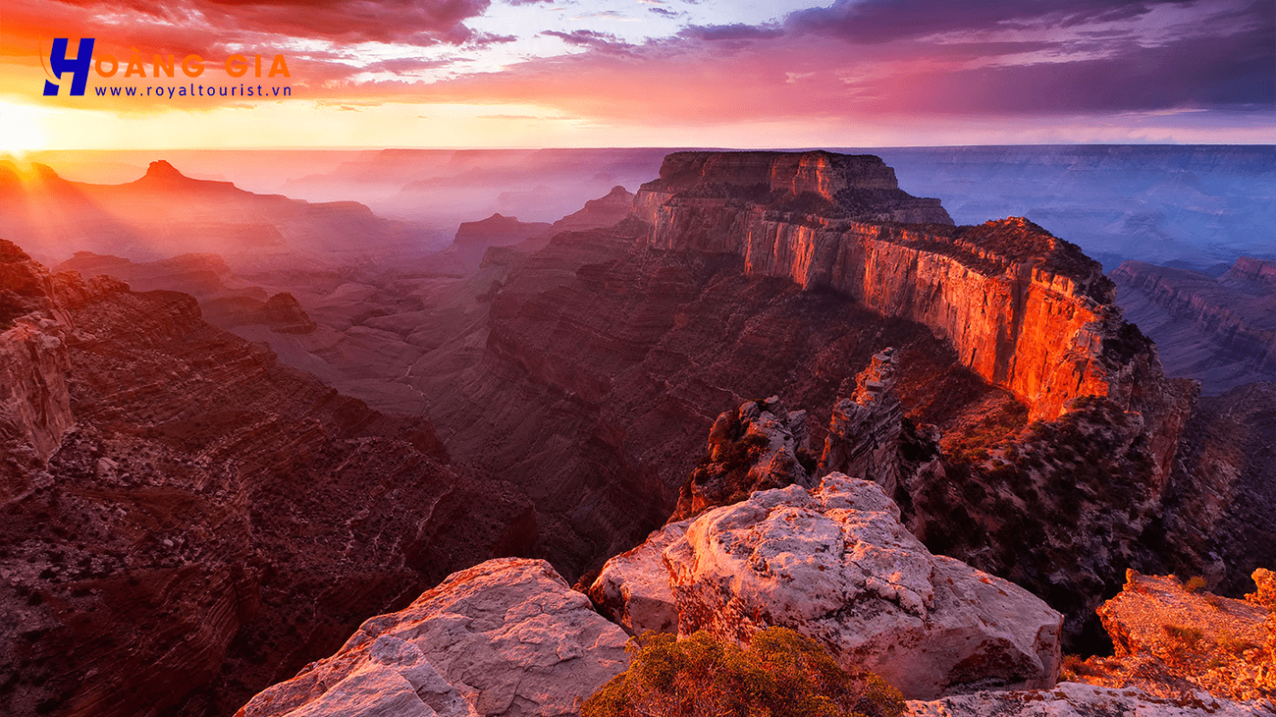 Các lớp vách đá hẻm núi Grand Canyon trong ánh hoàng hôn
