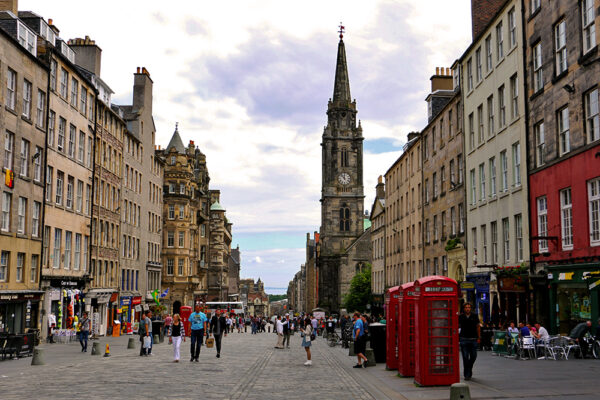 Phố Royal Mile ở Edinburgh với các tòa nhà đá và bốt điện thoại đỏ