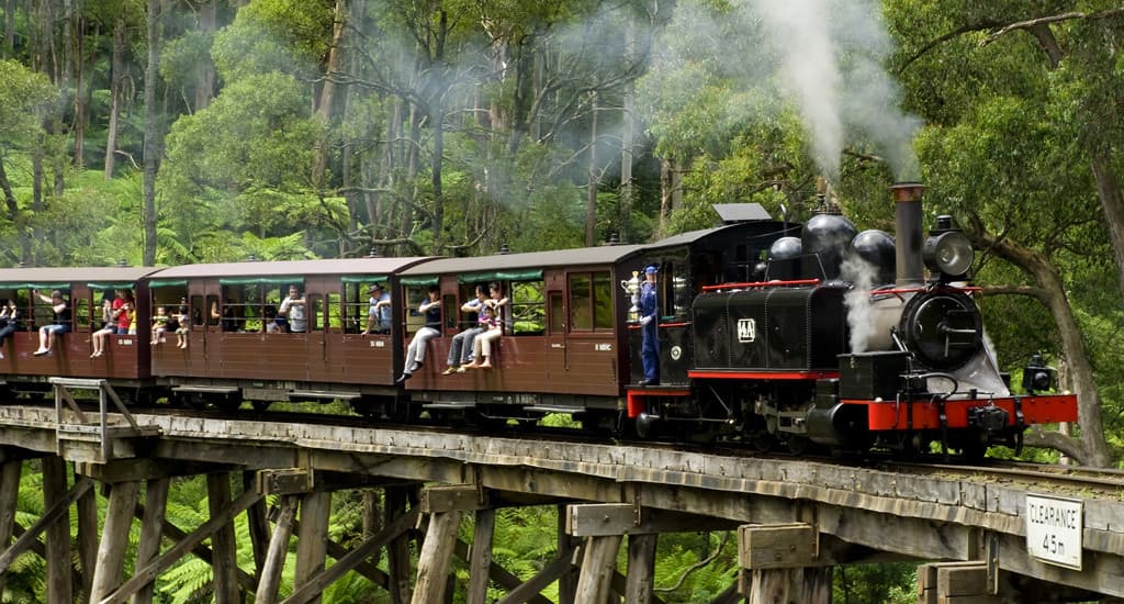 Đoàn tàu hơi nước Puffing Billy đi qua cầu gỗ giữa cây xanh