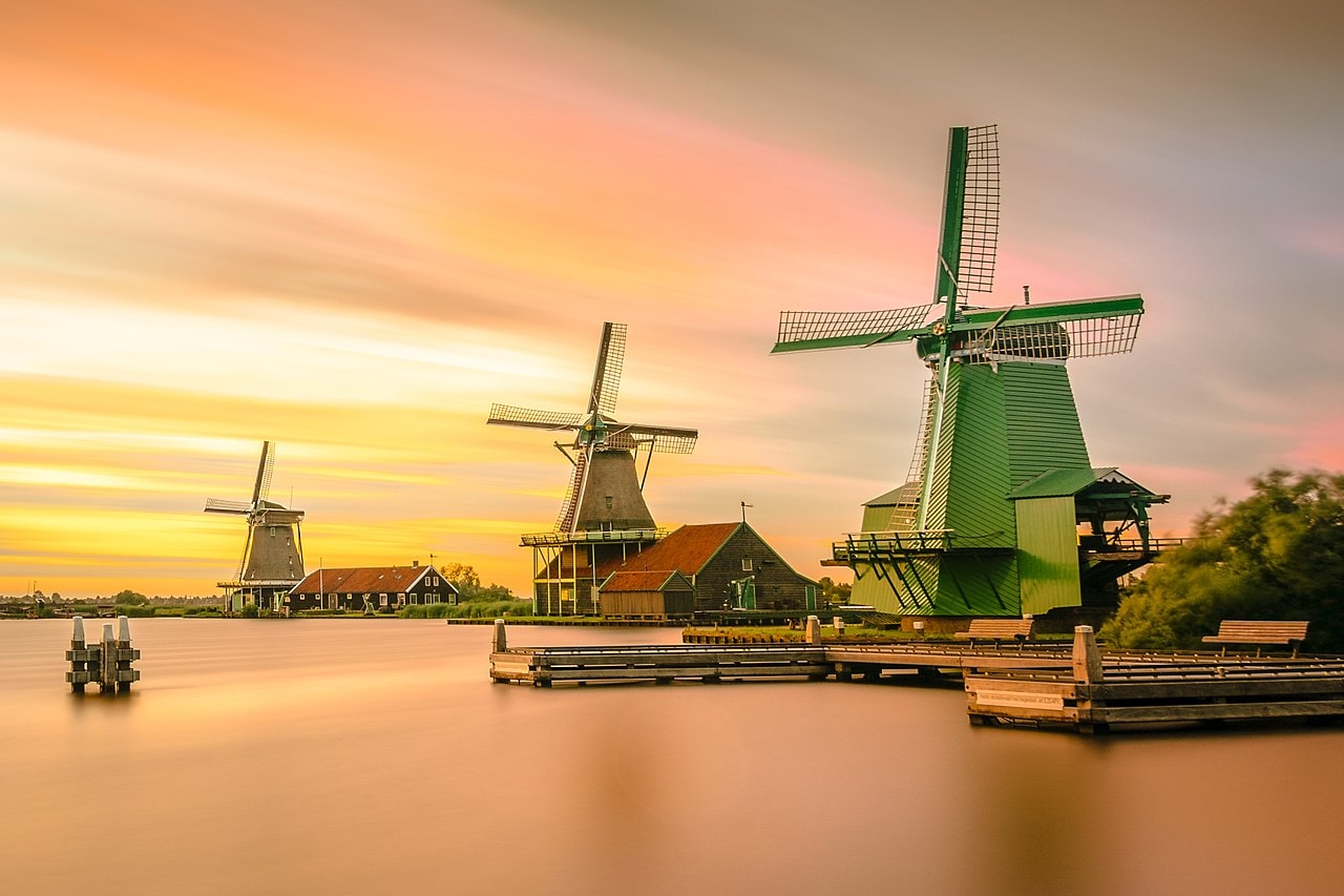 Tour du lịch Tây Âu 6 nước - cối xay gió Zaanse Schans Hà Lan - Royal Tourist