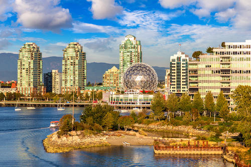 Vancouver nhìn qua mặt nước, với mái vòm Science World và các tòa nhà ven bờ