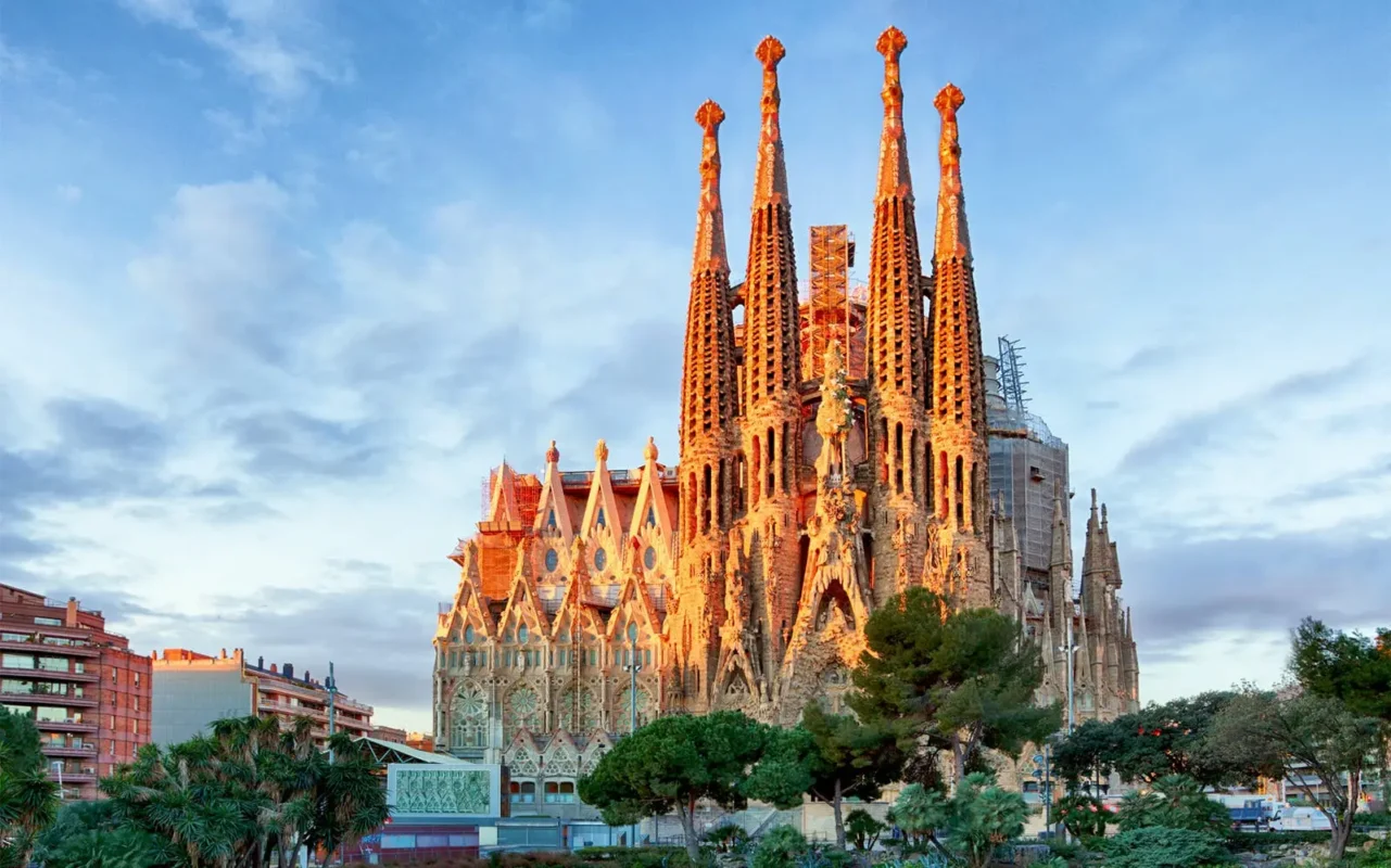 Vương cung thánh đường Sagrada Família Barcelona - Royal Tourist