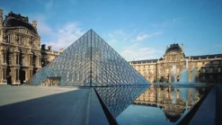 Kim tự tháp kính trước Bảo tàng Louvre, Paris - Royal Tourist