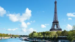 Tháp Eiffel bên sông Seine tại Paris - Royal Tourist