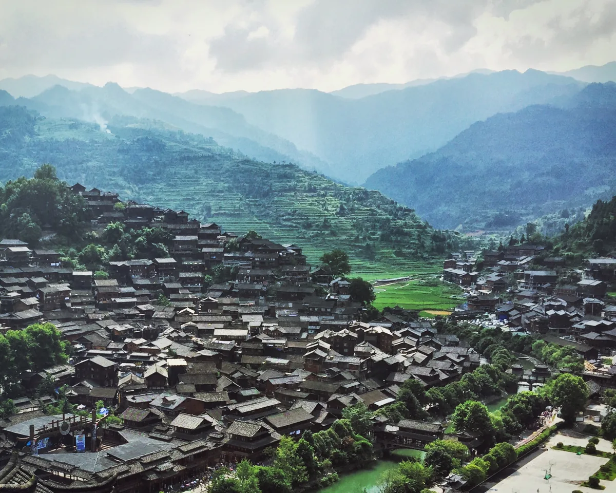 Nhà gỗ trên sườn núi ở Tây Giang Thiên Hộ Miêu Trại