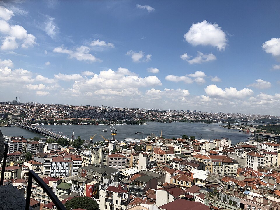 Nhìn từ tháp Galata qua những mái nhà về phía vịnh Sừng Vàng tại Istanbul