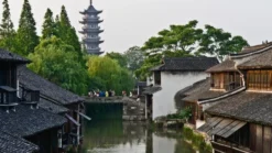 Thuyền trên kênh nước giữa những ngôi nhà cổ Ô Trấn - Royal Tourist
