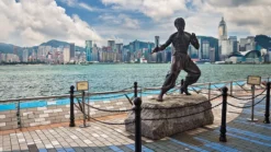 Tượng Lý Tiểu Long bên bờ cảng Victoria – Royal Tourist