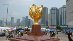 Tượng hoa dương tử kinh vàng tại Hồng Kông – Royal Tourist