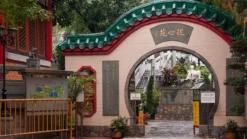 Kiến trúc đền cổ với mái ngói trang trí tại Hồng Kông – Royal Tourist