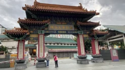 Đền thờ với đèn lồng đỏ và vàng tại Hồng Kông – Royal Tourist
