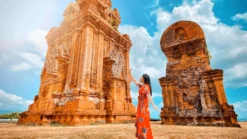 Du khách tham quan kiến trúc tháp Chăm bằng gạch đỏ - Royal Tourist