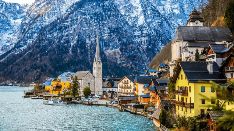 Tour du lịch châu Âu - làng Hallstatt bên hồ tại Áo - Royal Tourist