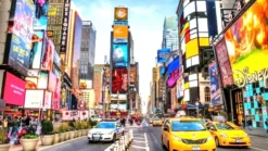 Quảng trường Thời Đại và taxi vàng tại New York - Royal Tourist