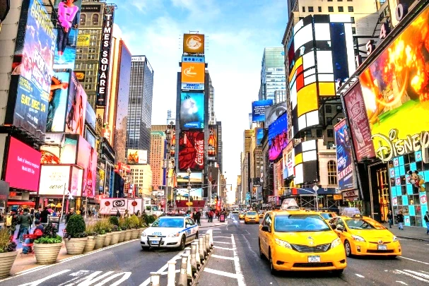 2 Quảng trường Thời Đại và taxi vàng tại New York - Royal Tourist