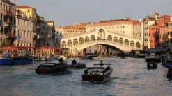 Cầu Rialto và thuyền gondola trên kênh đào Venice - Royal Tourist